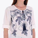 Blusa Escote Redondo con Cintas y Detalle de Bordado al Frente
