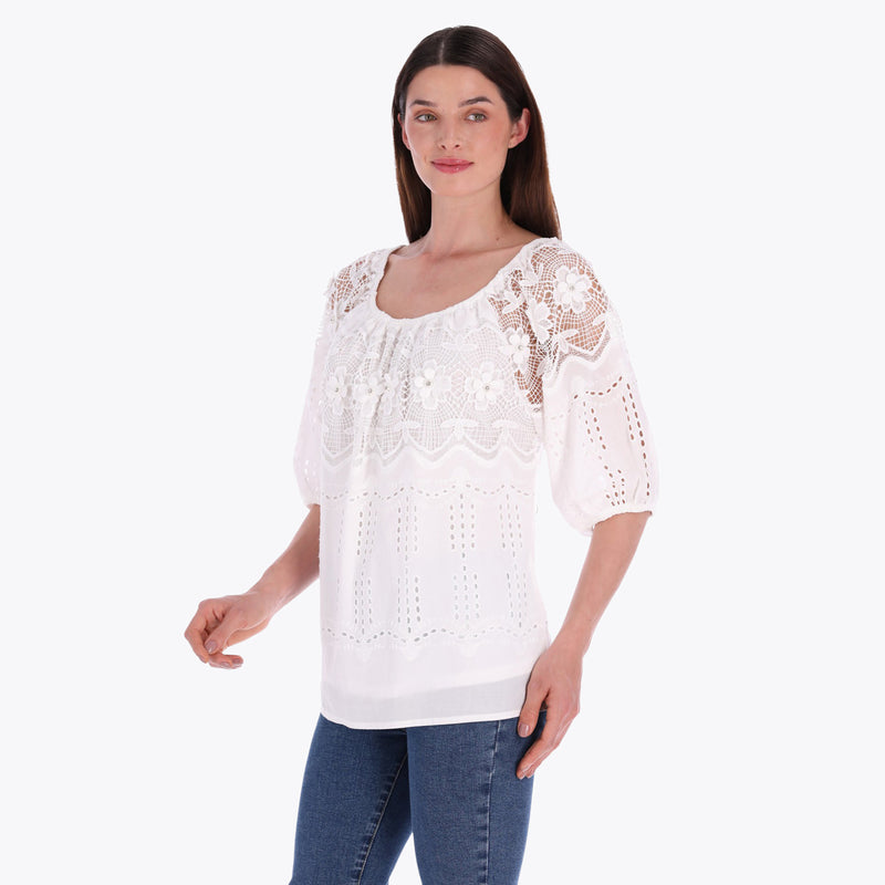 Blusa con Elástico en Escote en Tela Bordada