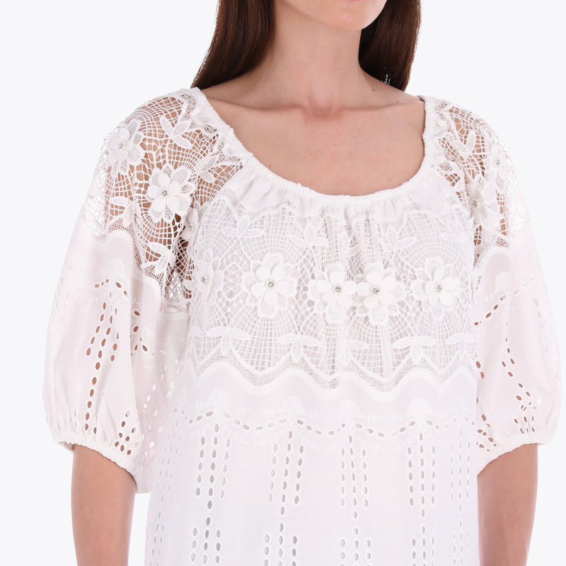 Blusa con Elástico en Escote en Tela Bordada