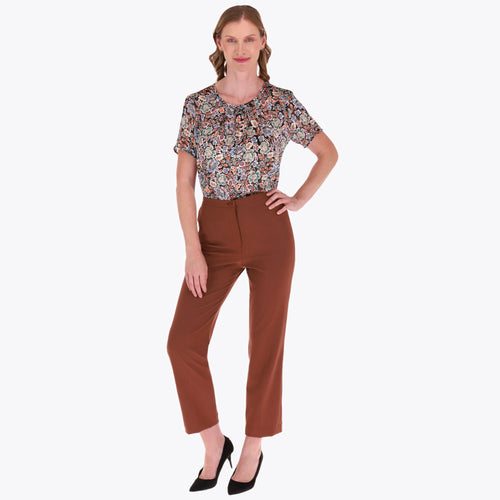 Pantalón con Ojalera al Frente y Elástico en Cintura