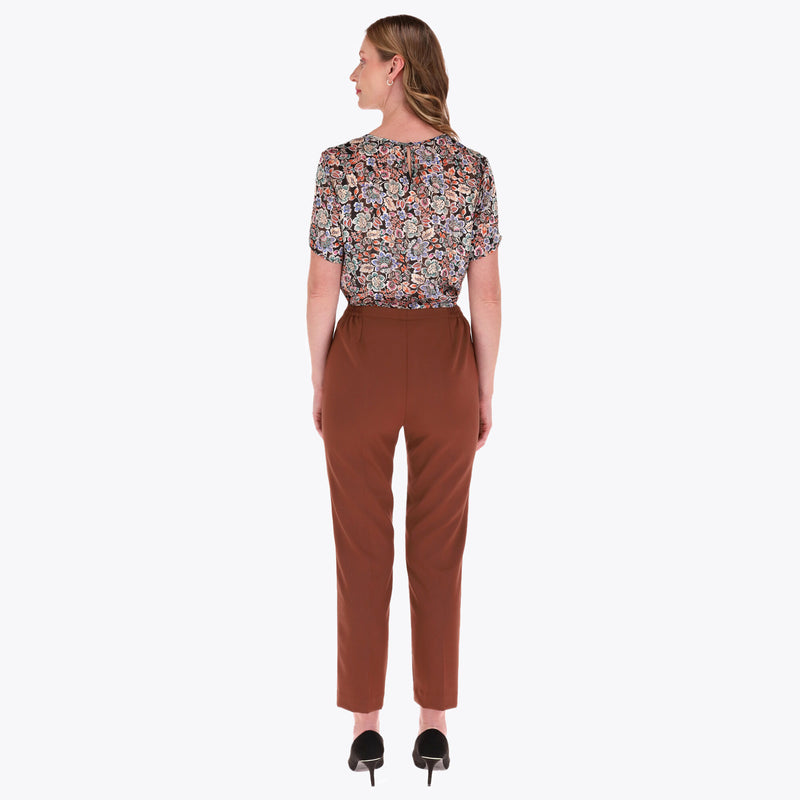 Pantalón con Ojalera al Frente y Elástico en Cintura
