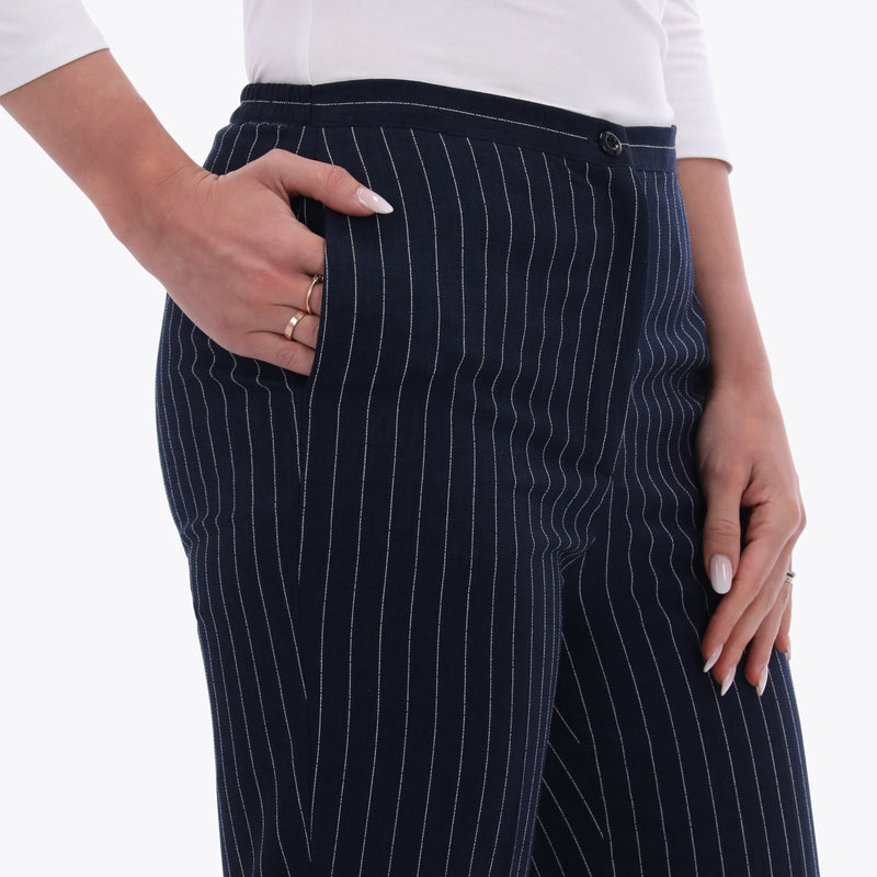 Pantalón con Elástico en Cintura y Bolsas Laterales en Raya de Gis