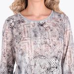 Top Estampado Cuello Redondo Manga 3/4" con Piedras en Tejido de Punto