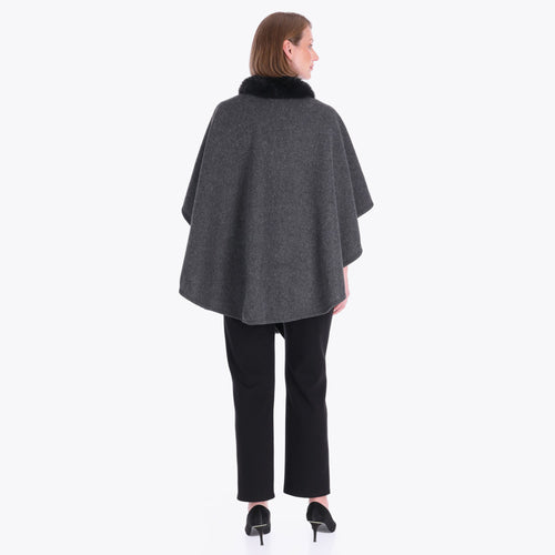 Capa Cruzada con Cuello y Borla de Fur