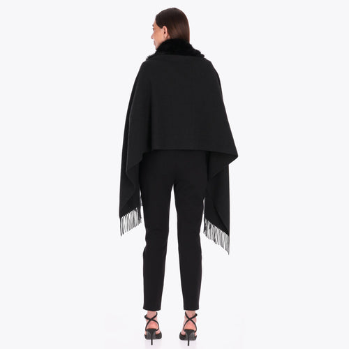 Capa con Flecos y Cuello de Fur