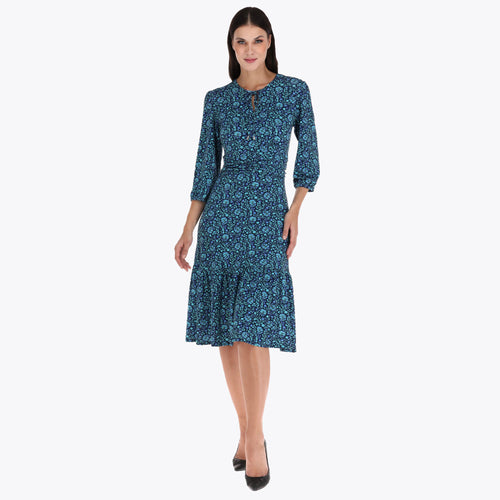 Vestido con Amarre al Frente Cintura Plisada y Olan en Ruedo en Tejido de Punto
