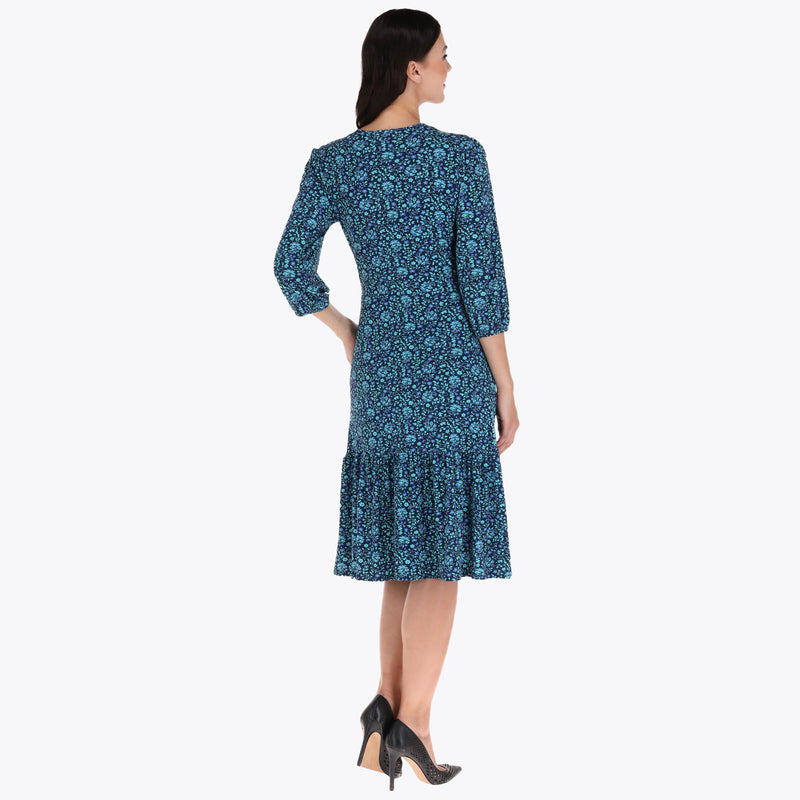Vestido con Amarre al Frente Cintura Plisada y Olan en Ruedo en Tejido de Punto