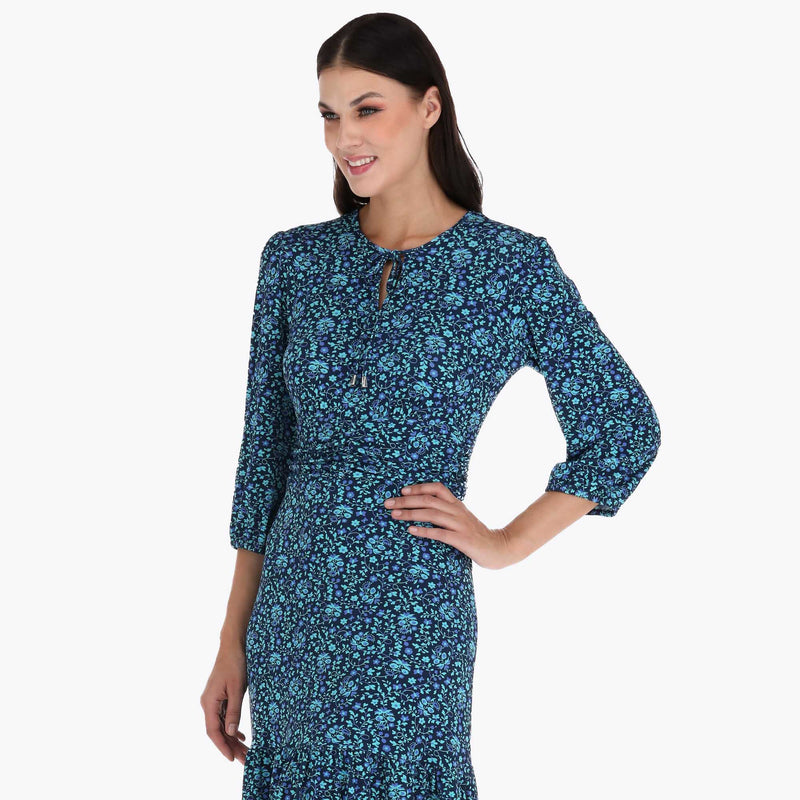 Vestido con Amarre al Frente Cintura Plisada y Olan en Ruedo en Tejido de Punto