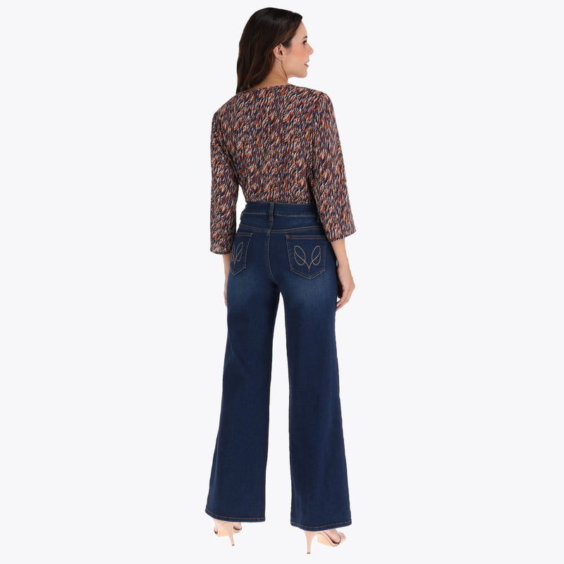 Jeans Corte Campana Bordado en Bolsas Traseras Tela Mezclilla Stretch