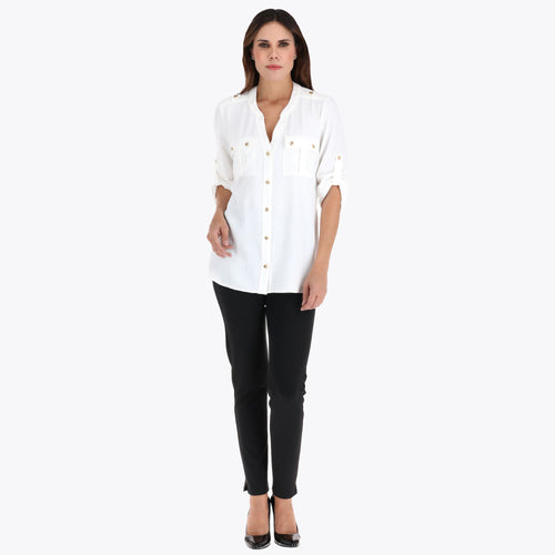 Blusa Cuello Chino con Bolsas de Parche al Frente y Mangas con Elevador en Tejido Plano