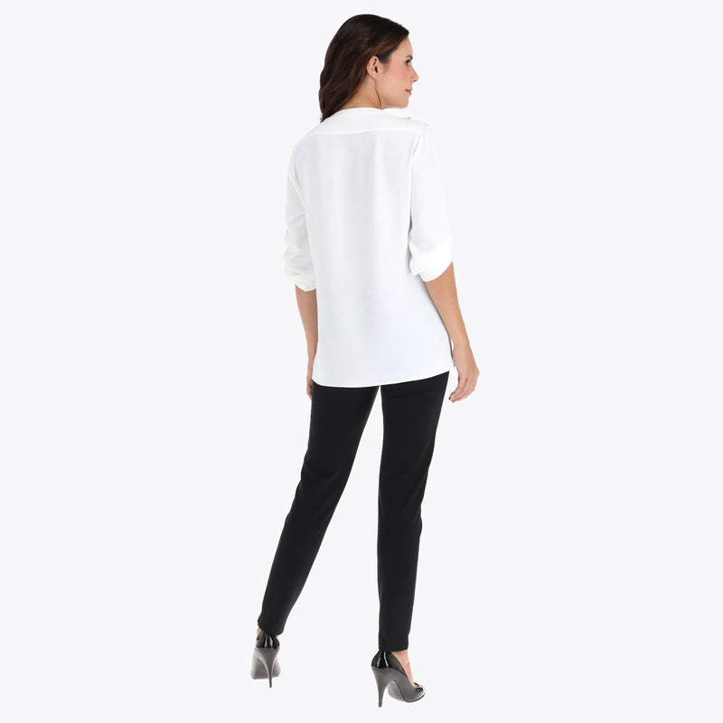 Blusa Cuello Chino con Bolsas de Parche al Frente y Mangas con Elevador en Tejido Plano