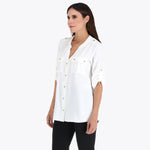 Blusa Cuello Chino con Bolsas de Parche al Frente y Mangas con Elevador en Tejido Plano