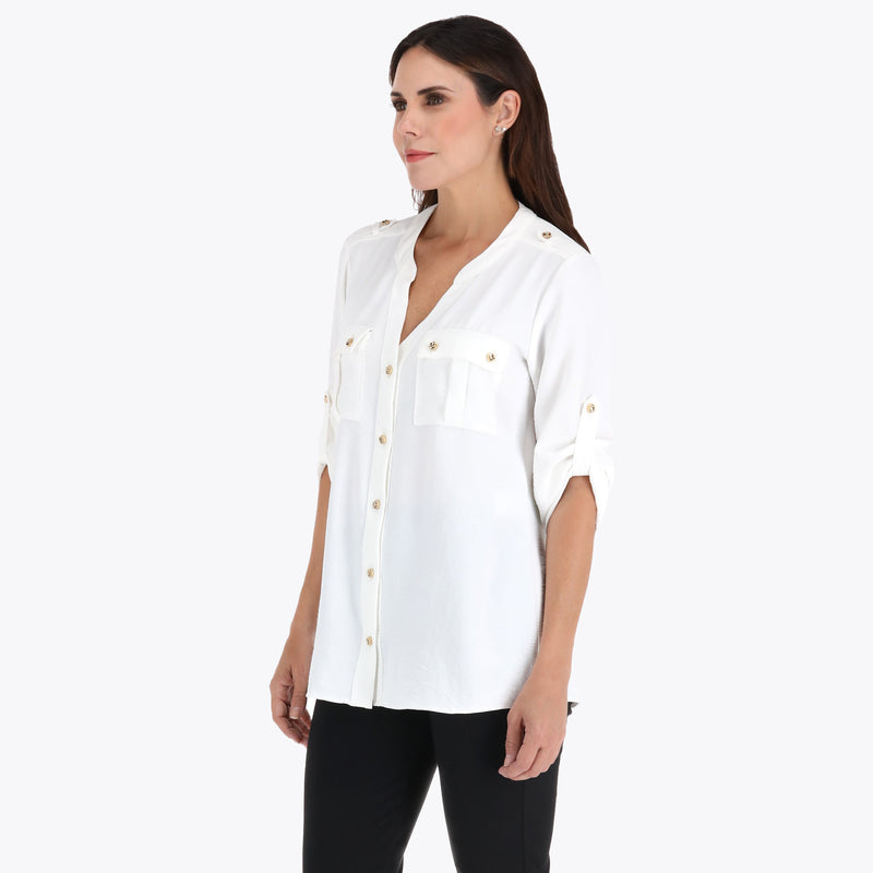 Blusa Cuello Chino con Bolsas de Parche al Frente y Mangas con Elevador en Tejido Plano