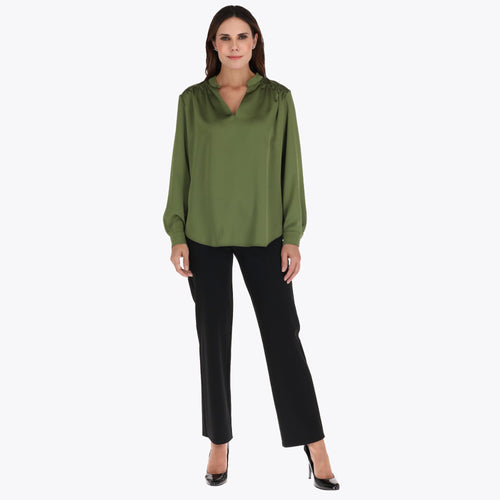 Blusa Cuello Chino Escote V con Corte y Fruncido al Frente en Tejido Plano
