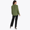 Blusa Cuello Chino Escote V con Corte y Fruncido al Frente en Tejido Plano