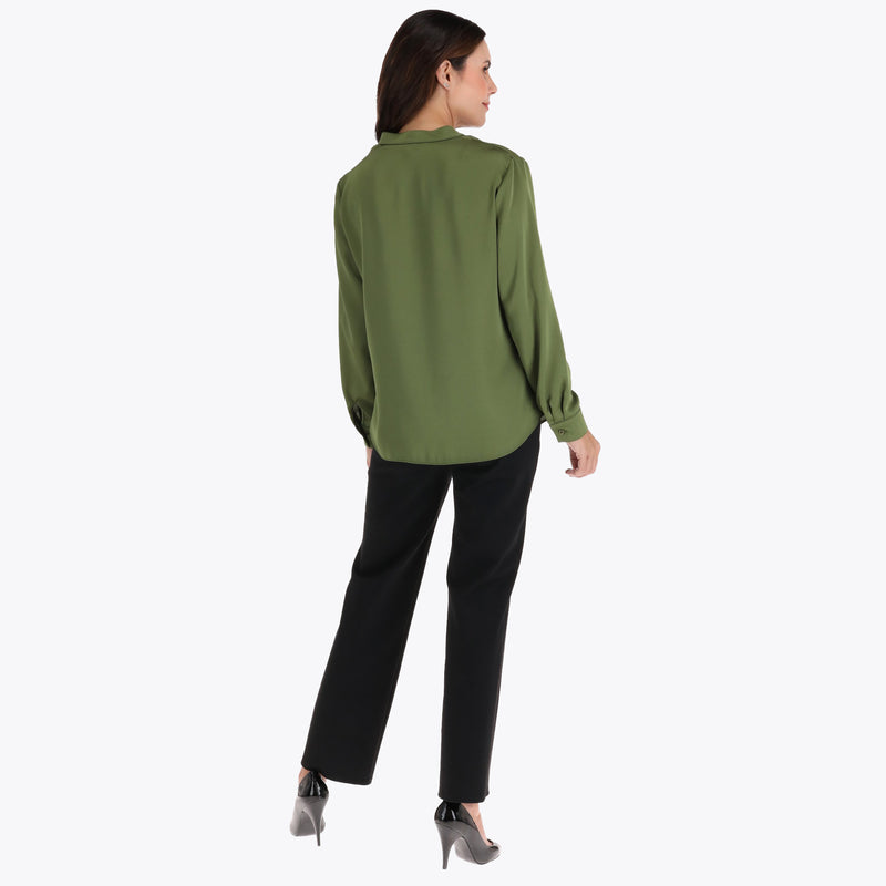 Blusa Cuello Chino Escote V con Corte y Fruncido al Frente en Tejido Plano