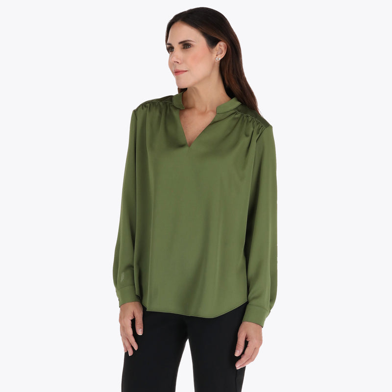 Blusa Cuello Chino Escote V con Corte y Fruncido al Frente en Tejido Plano