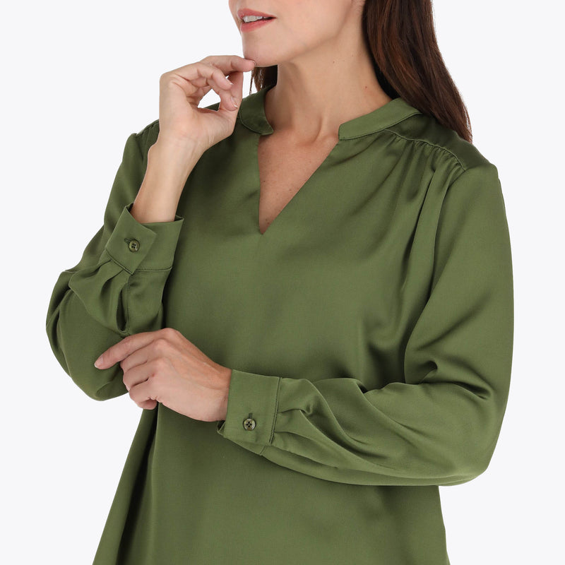 Blusa Cuello Chino Escote V con Corte y Fruncido al Frente en Tejido Plano