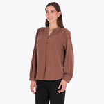Blusa Cuello Chino con Pliegues en Hombros Tejido Plano