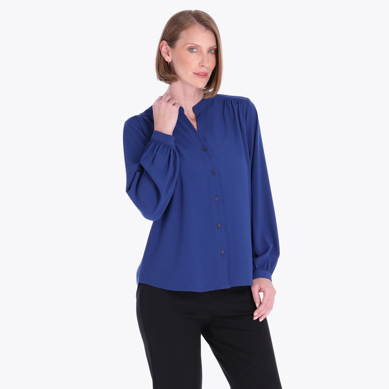 Blusa Cuello Chino con Pliegues en Hombros Tejido Plano