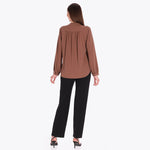 Blusa Cuello Chino con Pliegues en Hombros Tejido Plano