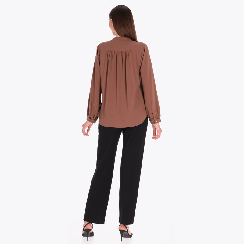 Blusa Cuello Chino con Pliegues en Hombros Tejido Plano