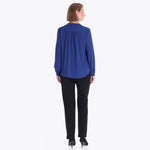 Blusa Cuello Chino con Pliegues en Hombros Tejido Plano