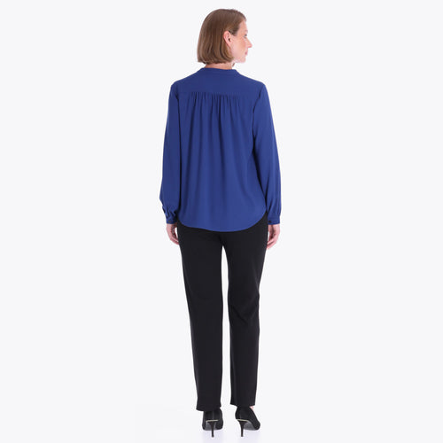 Blusa Cuello Chino con Pliegues en Hombros Tejido Plano