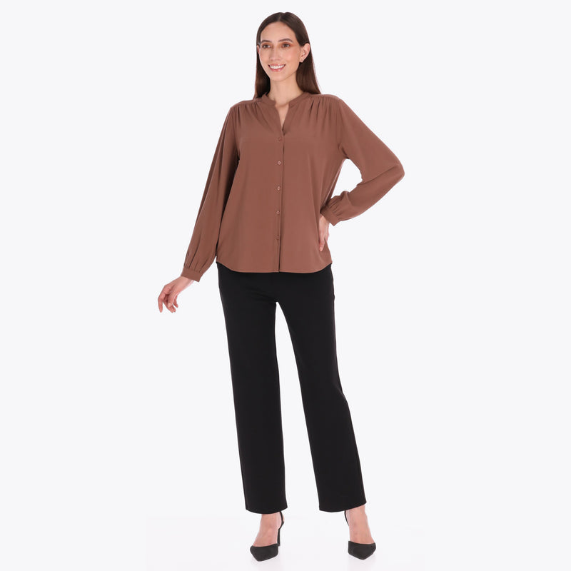 Blusa Cuello Chino con Pliegues en Hombros Tejido Plano