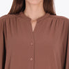 Blusa Cuello Chino con Pliegues en Hombros Tejido Plano