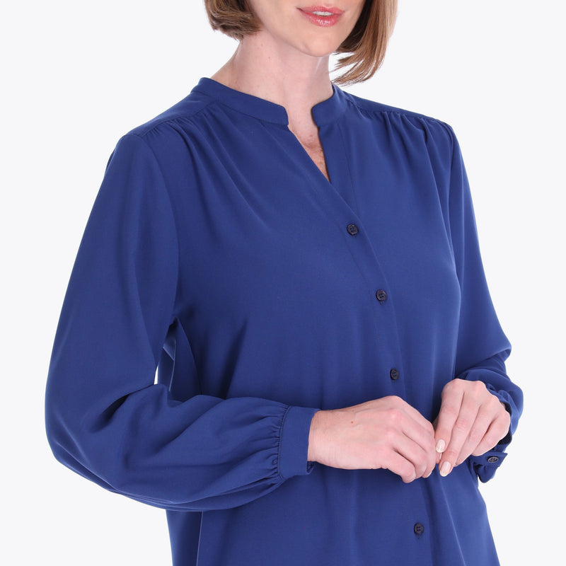 Blusa Cuello Chino con Pliegues en Hombros Tejido Plano